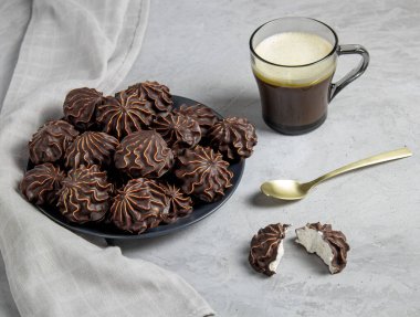 Gri keten bir bezin üzerinde bir fincan kahve ile marşmelov. Sevdikleriniz için akşam yemeği