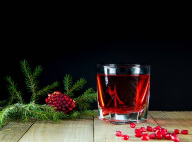 Nar suyu ve nar taneleri, ahşap arka planda vitamin ve koyu arkaplanda mineral suyu. Temizleyici organizma, sağlığa iyi gelir. Nar suyu biyolojik olarak aktif denizaltılar içerir.