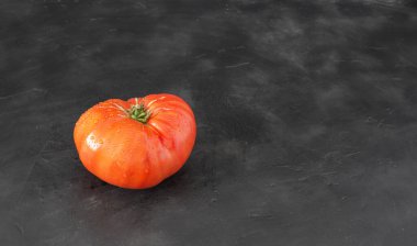 İçinde su damlaları olan taze domates, tasarım için fotoğraf.