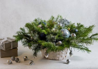 Noel kompozisyonu. Yeni yıl geçmişi. Firavun dalları, thuja dalı, çam kozalakları ve beyaz arka planda noel topu..
