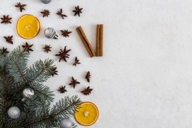 Kış tatili temalı portakallar, hediyeler ve Noel süslemeleri ve ladin içeren saatler. Düz yatıyordu. Pankart