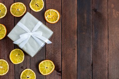 İçinde toplar, portakallar, ladin ve el yapımı hediye kutusu olan yeni yıl kartı. en üstteki görünüm