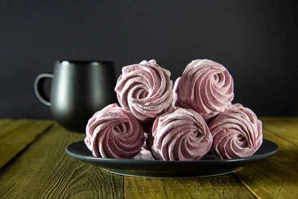 Ahşap bir arka planda ev yapımı lokum. Sağlıklı yiyecekler. Lezzetli kahvaltı, düşük kalorili..