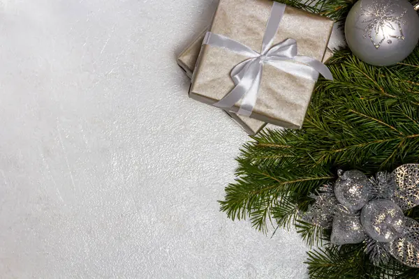 Noel süslemeleri olan beyaz şenlikli bir arka plan. Düz yerde, üst tarafta. Metin için alanı kopyala.