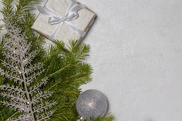 Noel süslemeleri olan beyaz şenlikli bir arka plan. Düz yerde, üst tarafta. Metin için alanı kopyala.