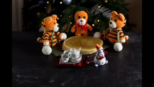 Χαρούμενα Εορταστικά Κινούμενα Σχέδια Μικρά Τίγρης Πίνουν Τσάι Στο Φόντο — Αρχείο Βίντεο