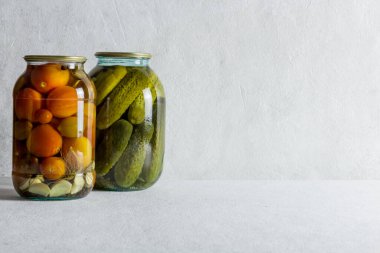 Açık gri arka planda terbiye edilmiş ev yapımı terbiye köpüksüz, doğal ürünler.