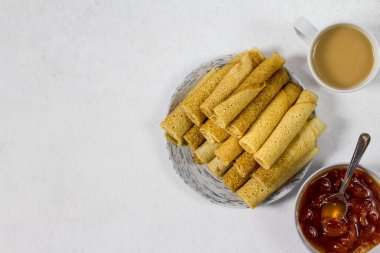 Maslenitsa - gözleme tatili, krepli çay partisi ve reçel