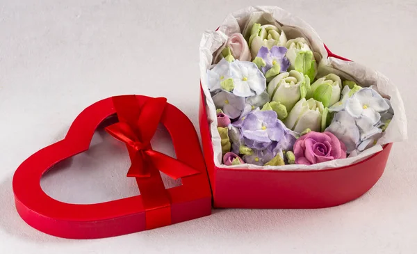 Feestelijke Sfeer Voor Ontwerpers Een Lichte Achtergrond Geschenken Bloemen — Stockfoto