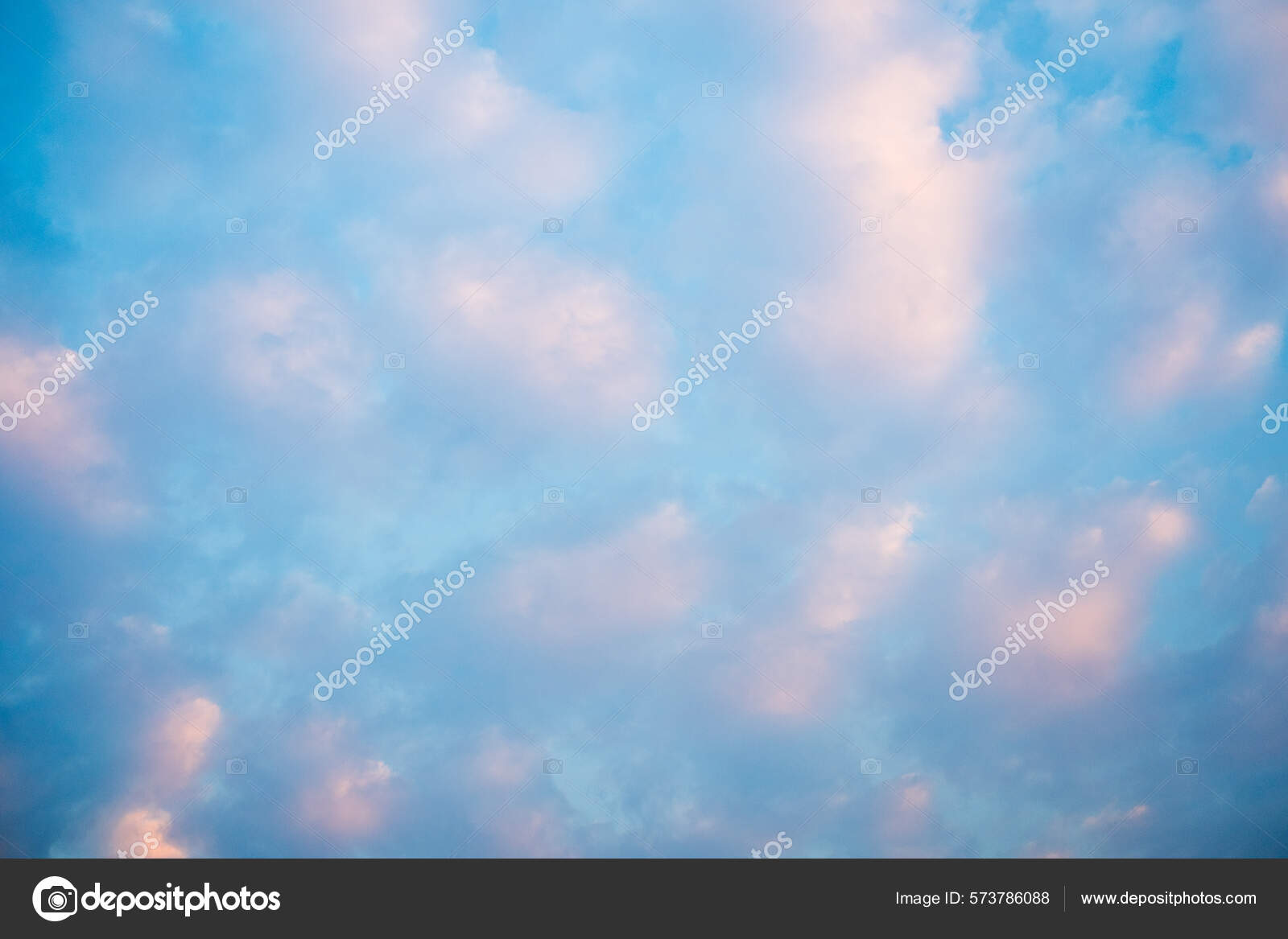 ピンク色の雲と青い空 自然な背景 ストック写真 C Moomusician