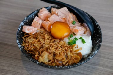 Pirinçli ızgara somon, restoranda bir kasede servis edilir.