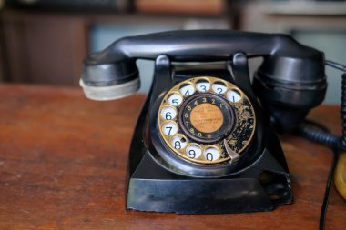 Eski telefon ahşap masada, eski model.