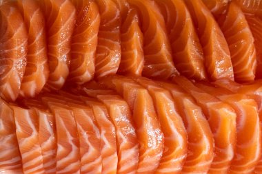 Tabakta taze somon balığı dilimi.