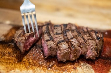 Tahta tabakta orta pişmiş et.