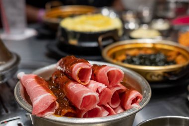 Kore usulü barbekü için soslu çiğ domuz eti.