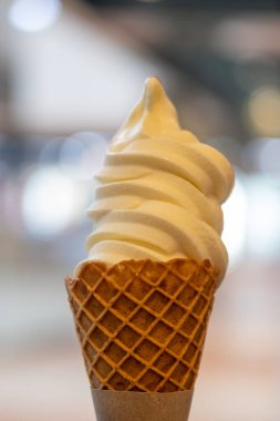 Waffle külahlı vanilyalı dondurma. Bulanık arkaplan.