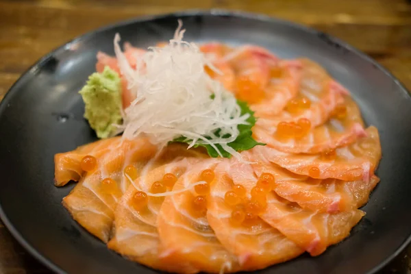 Sebzeyle Dilimlenmiş Somon Balığı Restoranda Servis Ediliyor — Stok fotoğraf