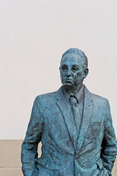 Escultura do bioquímico Severo Ochoa, ASTURIAS, ESPANHA-ABRIL 16, 2022: 1959 Prêmio Nobel de Fisiologia ou Medicina — Fotografia de Stock