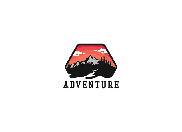 Insignia Mountain Adventure Travel Diseño Del Logo Forest Hill Camp — Vector de stock