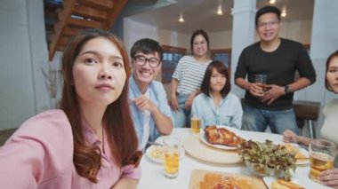 Bir grup Asyalı genç, evlerinde uzaktan görüşme videosunda. Aile ve arkadaşlar çevrimiçi toplanma, internet haberleşme teknolojisi veya koronavirüs sosyal uzaklık yaşam tarzı konsepti