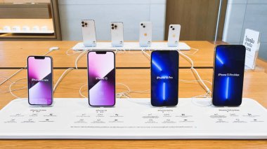 Bangkok, Tayland - 11 Ekim 2021: Apple iPhone 13 yeni akıllı telefon modelleri, Apple mağazasında tanıtım tanıtımı. Modern cep telefonu teknolojisi kavramı