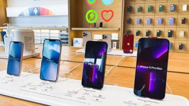 Bangkok, Tayland - 11 Ekim 2021: Apple iPhone 13 yeni akıllı telefon modelleri, Apple mağazasında tanıtım tanıtımı. Modern cep telefonu teknolojisi kavramı