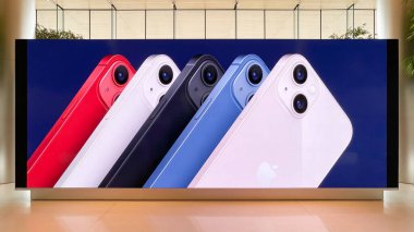 Bangkok, Tayland - 11 Ekim 2021: Apple iPhone 13 birçok renkten yeni sürüm, alışveriş merkezindeki reklam ekranlarında reklam. Modern cep telefonu teknolojisi pazarlama kavramı