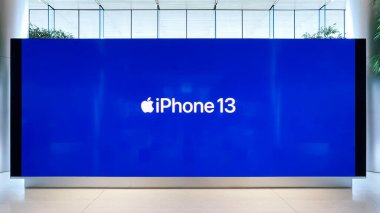 Bangkok, Tayland - 11 Ekim 2021: Apple iPhone 13 akıllı telefon yeni sürüm logosu reklamı alışveriş merkezindeki reklam ekranında. Modern cep telefonu teknolojisi pazarlama kavramı