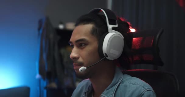 Genç Asyalı Adam Online Bilgisayar Oyunu Oynuyor Renkli Işıklandırma Yayını — Stok video