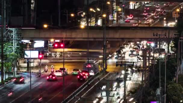 Asya Kentindeki Kavşak Kavşağındaki Yolda Gece Manzaralı Yüksek Açılı Araba — Stok video