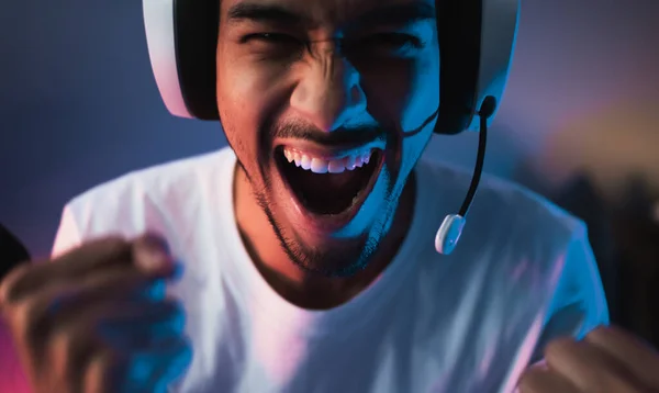 Joven Hombre Asiático Jugando Videojuego Línea Iluminación Colorida Transmisión Vivo —  Fotos de Stock