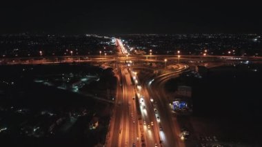Gece vakti Bangkok, Tayland 'da otoyol kavşağında araç trafiği. Toplu taşıma, banliyö yaşam tarzı, Asya şehir hayatı konsepti. İHA yüksek açı görüntüsü