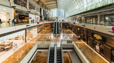 Singapur, Singapur - 4 Şubat 2020: Marina Körfezi Alışveriş Merkezi 'ndeki dükkanlarda gezen insan veya turist sayısı hızla artıyor. Asya şehir hayatı, Asya seyahat yaşam tarzı veya finans ekonomisi iş konsepti