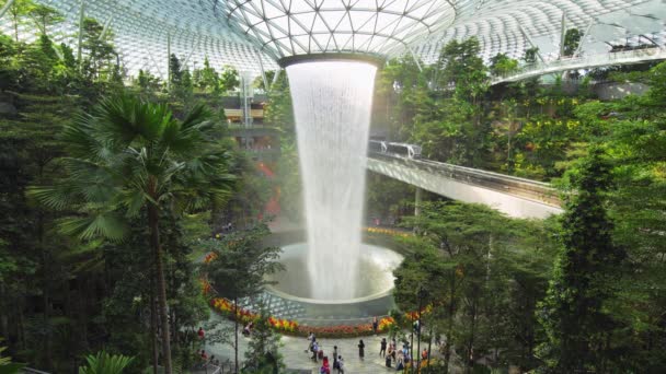 Singapore Singapore Feb 2020 Aziatische Mensen Toerist Bij Overdekte Waterval — Stockvideo