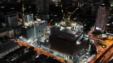 Gece inşaat alanının hızlandırılması, Asya 'da araba trafiği ulaşımı, yüksek açı manzarası. Gelişmiş inşaat teknolojisi, işlek şehir manzarası, endüstriyel ülke kavramını geliştirme