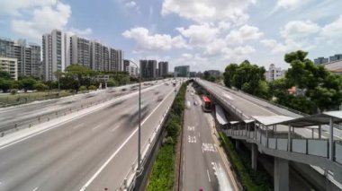 Singapur 'da birden fazla şeritli otoyolda araç ve otobüs trafiği hızlandırılmış. Asya ulaşım sistemi, kamu banliyö yaşam tarzı, Asya şehir hayatı kavramı