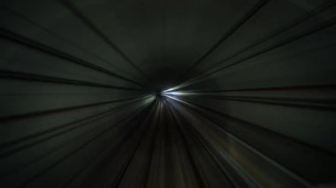 Hızlı yeraltı metro treninin hızlandırılmış hızlandırılmış bakış açısı ileri doğru gidiyor. Yüksek hızlı demiryolu ulaşım sistemi, banliyö yaşam tarzı, ulaşım teknolojisi kavramı