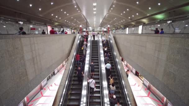 シンガポール シンガポール 2020年2月6日 アジアの人々が歩いて シンガポールのMrt地下鉄地下駅でエスカレーターを使用します 公共交通機関 アジアの日常生活 通勤都市生活の概念 — ストック動画