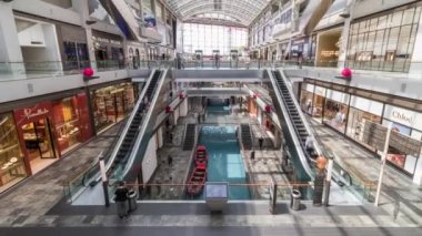 Singapur, Singapur - 6 Şubat 2020: Marina Körfezi Alışveriş Merkezi 'ndeki dükkanlarda gezen insan veya turist sayısı hızla artıyor. Asya şehir hayatı, Asya seyahat yaşam tarzı veya finans ekonomisi iş konsepti
