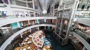 Singapur, Singapur - 6 Şubat 2020: Marina Körfezi Alışveriş Merkezi 'ndeki dükkanlarda gezen insan veya turist sayısı hızla artıyor. Asya şehir hayatı, Asya seyahat yaşam tarzı veya finans ekonomisi iş konsepti