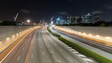 Birden fazla şeritli otoyol, finans bölgesi binaları, geceleri Singapur 'da vinç inşaatı. Asya taşımacılığı, banliyö yaşam tarzı, Asya şehir hayatı kavramı