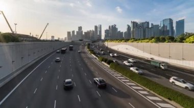 Otoyoldaki araç trafiğinin zaman aşımı, finans binaları, akşam üstü Singapur 'da vinç inşaatı. Asya taşımacılığı, banliyö yaşam tarzı, Asya şehir hayatı kavramı