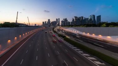 Birden fazla şeritli otoyol, finans binaları, Singapur 'da vinç inşaatı. Asya taşımacılığı, banliyö yaşam tarzı, Asya şehir hayatı kavramı