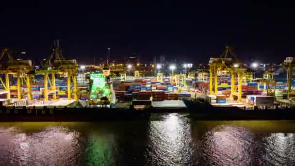 泰国曼谷 2022年4月25日 亚洲城市的集装箱货轮 起重机等航运港口在夜间沉没 物流业或货物运输概念 无人驾驶航空视图 — 图库视频影像