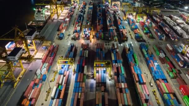 貨物コンテナ船 クレーン アジアの都市で夜に出荷ポートのハイパー経過時間経過 ロジスティック産業や貨物輸送の概念は ドローンの航空ビュー — ストック動画