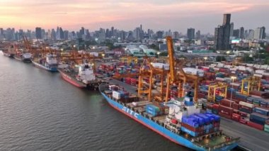 Bangkok, Tayland - 25 Nisan 2022: Asya 'da nakliye limanı, kargo konteynır gemisi, vinç ve araba trafiği. Lojistik endüstrisi veya nakliye sektörü iş konsepti, insansız hava aracı görüntüsü