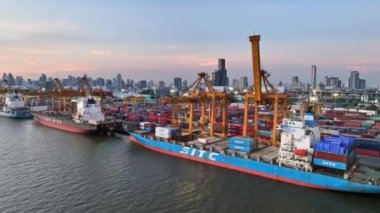 Bangkok, Tayland - 25 Nisan 2022: Asya 'da nakliye limanı, kargo konteynır gemisi, vinç ve araba trafiği. Lojistik endüstrisi veya nakliye sektörü iş konsepti, insansız hava aracı görüntüsü