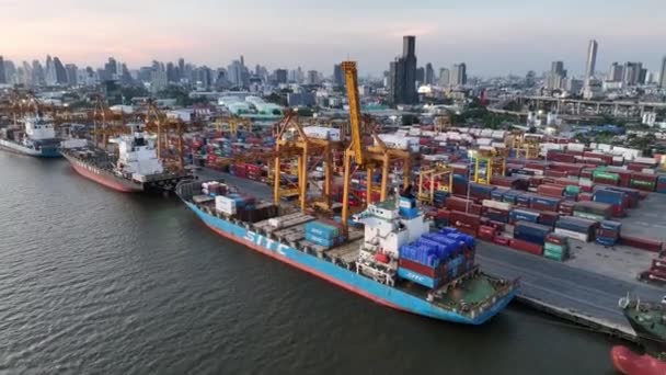 Bangkok Thailand Apr 2022 Fartygshamn Lastcontainerfartyg Kran Och Biltrafik Transport — Stockvideo