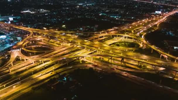 在亚洲城市 夜间穿越多车道公路或高速公路的汽车交通出现了超时差 无人驾驶飞机的空中景观在空中盘旋 土木工程 亚洲运输概念 — 图库视频影像