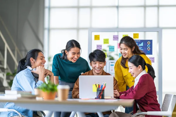 若い幸せなアジアのビジネスマン 女性はオフィスを起動するために一緒に動作します クリエイティブチームブレインストーミングミーティング インターネットテクノロジー ビジネスマンの同僚パートナーシップ またはオフィスの同僚のチームワークの概念 — ストック写真